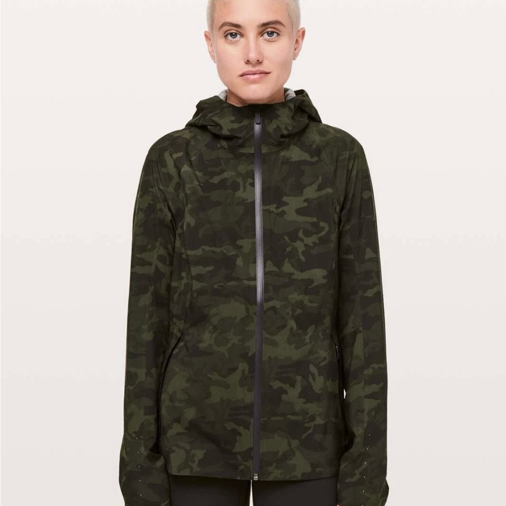 Lululemon The Rain is Calling II Jacket Green Camouflage Size 8 Camo Excellent